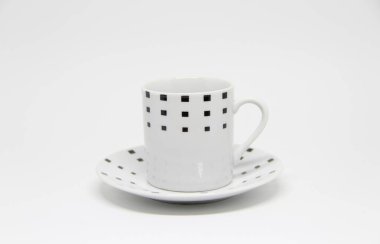 Beyaz arkaplanda fincan ve fincan tabağı görüntüsü 