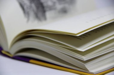 Açılmış kitabın masadaki yakın görüntüsü