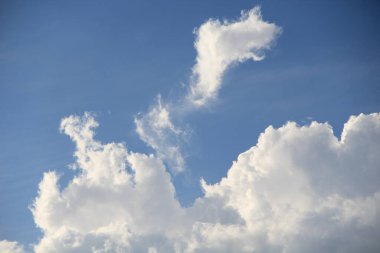 Mavi gökyüzünde beyaz bulutlar