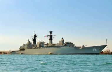 Denizdeki askeri donanma gemisi.