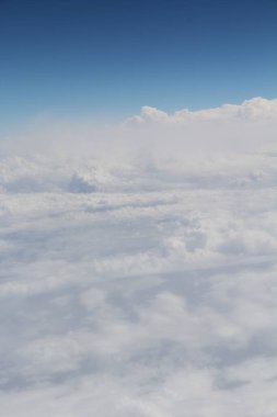 Mavi gökyüzünde beyaz bulutlar