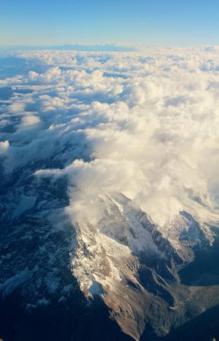Bulutlardaki dağların güzel hava manzarası 