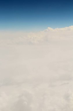 Mavi gökyüzünde beyaz bulutlar