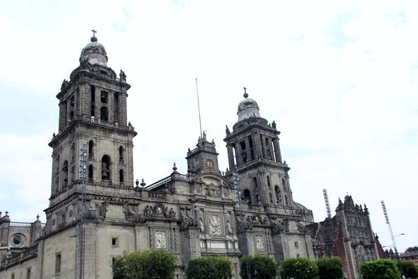 Mexico City 'de sömürge tarzı bir katedral.