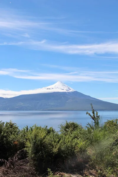 Karlı volkanın manzarası - Şili
