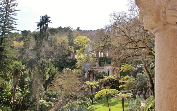 Mimari manzara, binaların cepheleri, ve saray kompleksinin bahçesi Quinta da Regaleira, Sintra, Portekiz