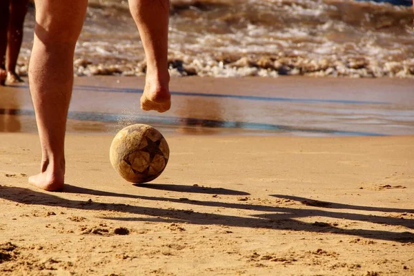 Kumsalda futbol oynayan insanların bacaklarına bakın. 