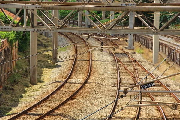 Tren istasyonundaki raylar.