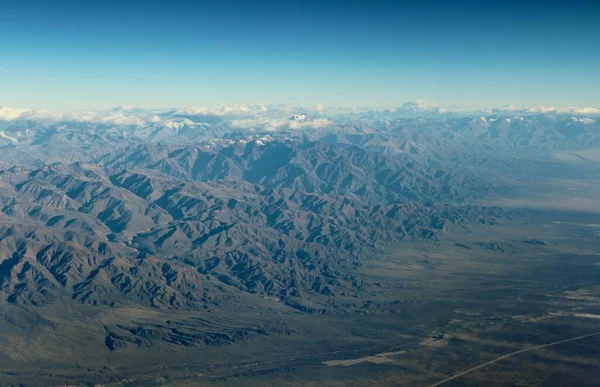 Bulutlardaki dağların güzel hava manzarası 