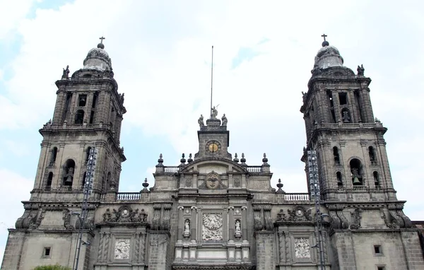 Mexico City 'de sömürge tarzı bir katedral.