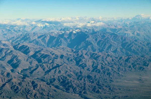 Bulutlardaki dağların güzel hava manzarası 