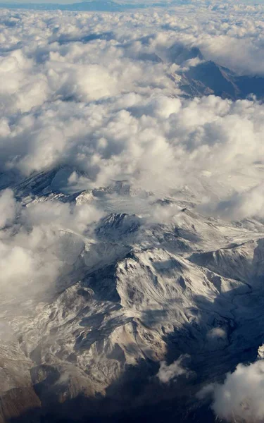 Bulutlardaki dağların güzel hava manzarası 