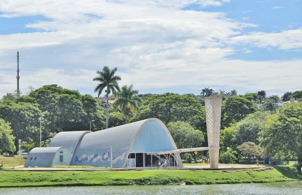 BH, BRAZIL - 24 Aralık 2016 'da Brezilya' nın Belo Horizonte kentinde, Assisi 'li Aziz Francis Kilisesi' nin dış görünüşü. Oscar Niemeyer tarafından tasarlandı. Pampulha Kilisesi olarak bilinir..