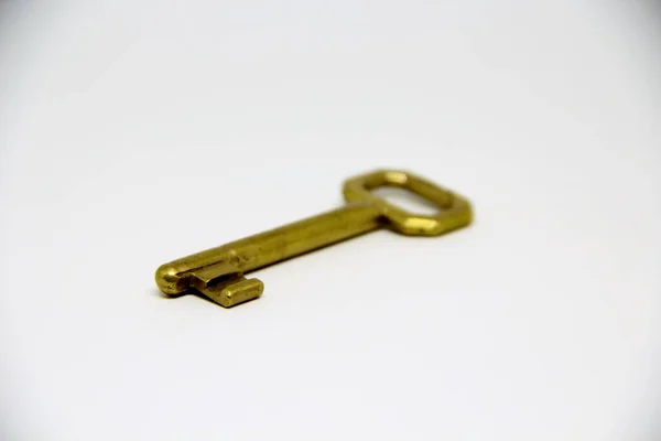 Metall Guld Nyckel Isolerad Vit Bakgrund — Stockfoto