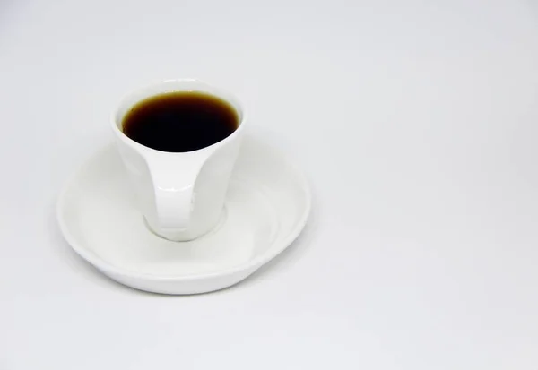 Utsikt Över Full Kaffekopp Ett Tefat Vit Bakgrund — Stockfoto