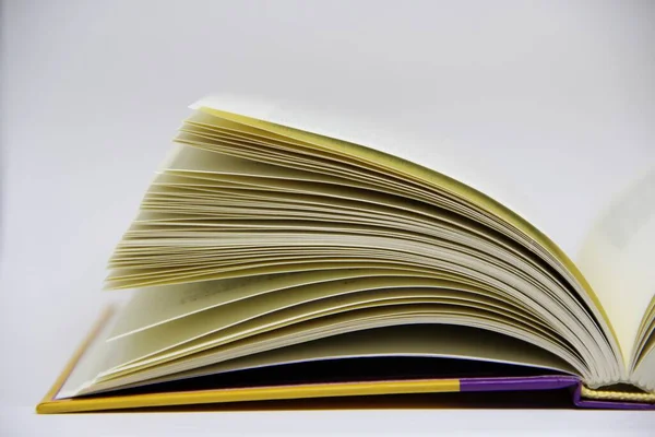 Açılmış kitabın masadaki yakın görüntüsü