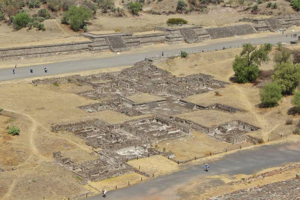 Meksika 'da antik bir şehir olan Teotihuacan, piramitlerin ve harabelerin manzarası