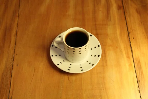Blick Auf Eine Volle Kaffeetasse Auf Einer Untertasse Holzhintergrund — Stockfoto