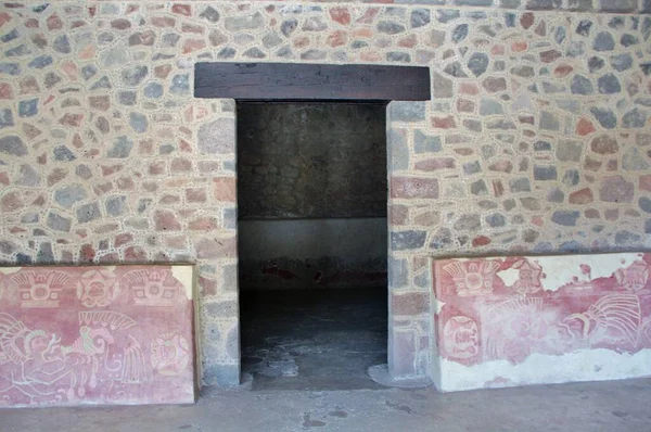 Meksika 'da antik bir şehir olan Teotihuacan, piramitlerin ve harabelerin manzarası