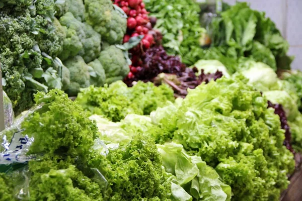 Salata ve sebze kutularının yakın görüntüsü