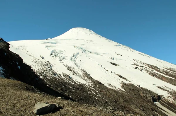 Karlı volkanın manzarası - Şili