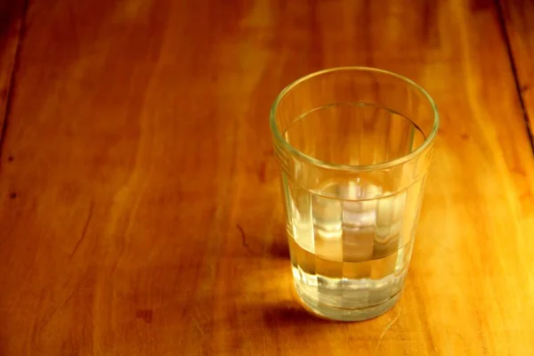 Zicht Een Halfvol Glas Houten Ondergrond — Stockfoto