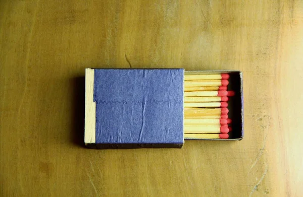 Tahta masa arkasında kibrit çöpleri