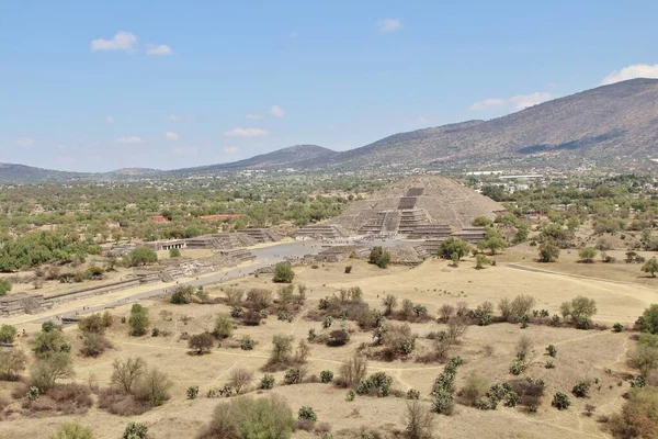 Meksika 'da antik bir şehir olan Teotihuacan, piramitlerin ve harabelerin manzarası