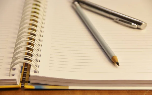 Caderno Branco Com Caneta Lápis Sobre Fundo Mesa Madeira Marrom — Fotografia de Stock