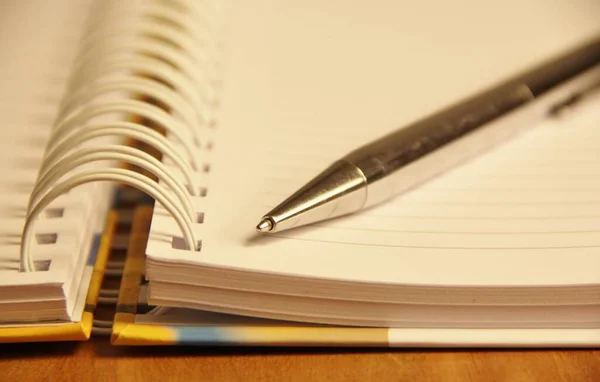 Caderno Branco Com Caneta Sobre Fundo Mesa Madeira Marrom — Fotografia de Stock