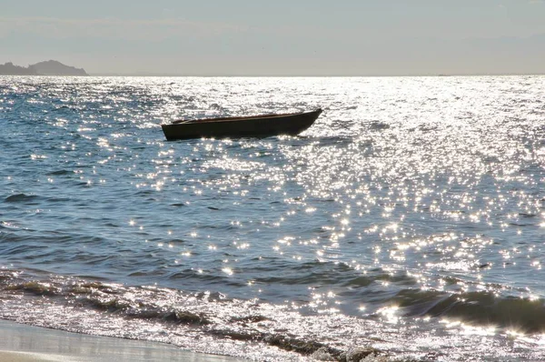 Deniz manzaralı bir tekne.