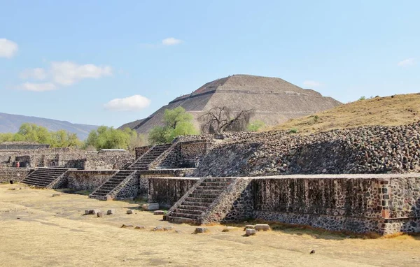 Teotihuacan manzarası, Meksika 'da antik bir şehir.