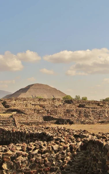 Teotihuacan manzarası, Meksika 'da antik bir şehir.