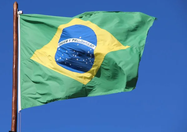 Bandeira Brasileira Mastro Contra Fundo Céu — Fotografia de Stock