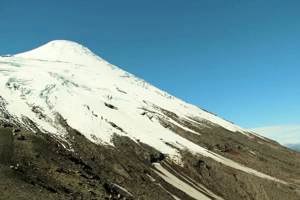 Karlı volkanın manzarası - Şili
