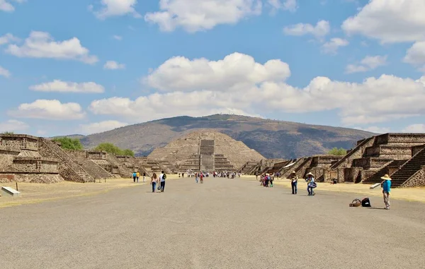 Meksika 'da antik bir şehir olan Teotihuacan, piramitlerin ve harabelerin manzarası