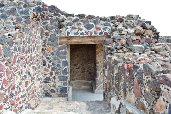 Meksika 'da antik bir şehir olan Teotihuacan, piramitlerin ve harabelerin manzarası