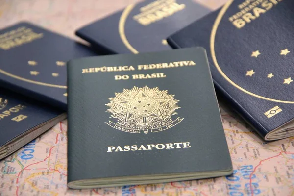 Widok Bliska Kilku Paszportów Mapie — Zdjęcie stockowe