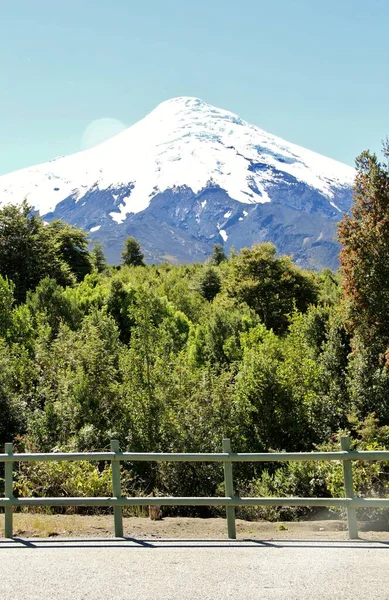 Karlı volkanın manzarası - Şili