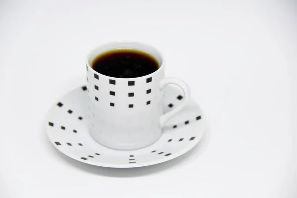 Blick Auf Eine Volle Kaffeetasse Auf Einer Untertasse Vor Weißem — Stockfoto