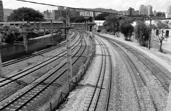 Tren istasyonundaki raylar.