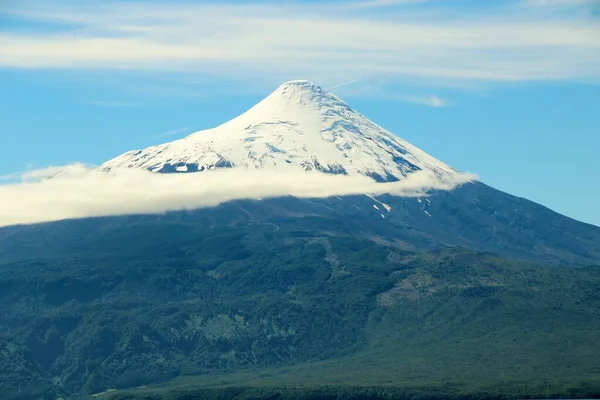 Karlı volkanın manzarası - Şili