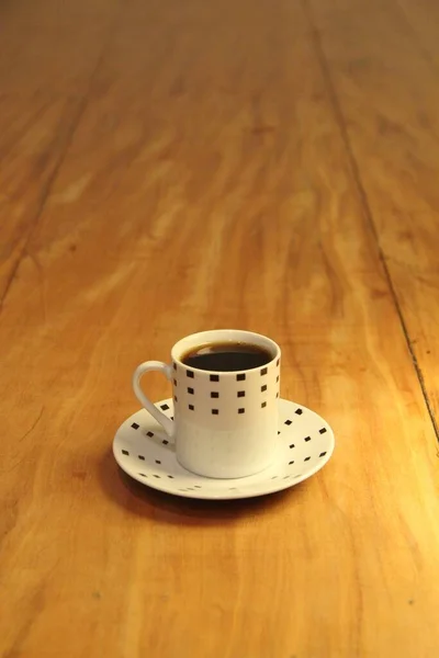 Vista Una Taza Café Completa Sobre Platillo Fondo Madera — Foto de Stock