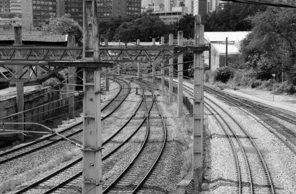 Tren istasyonundaki raylar.