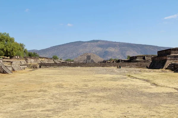 Teotihuacan manzarası, Meksika 'da antik bir şehir.