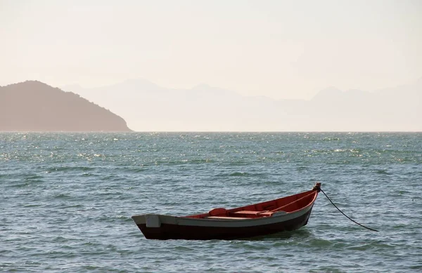 Deniz manzaralı bir tekne.