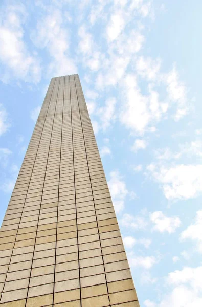 Mavi gökyüzü arka planındaki cep telefonu şebekesi için baz istasyonu ve radyo anteniName