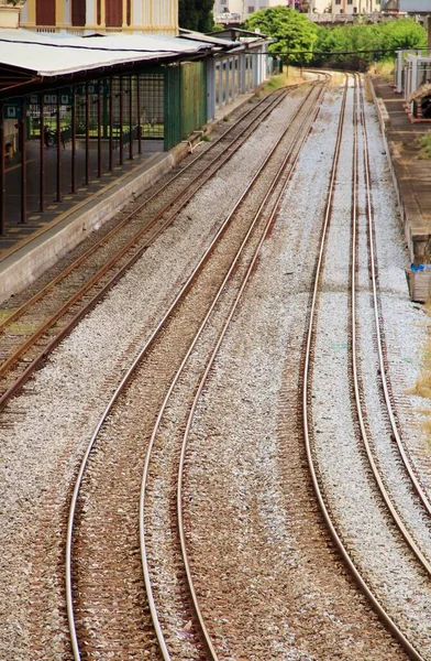 Tren istasyonundaki raylar.