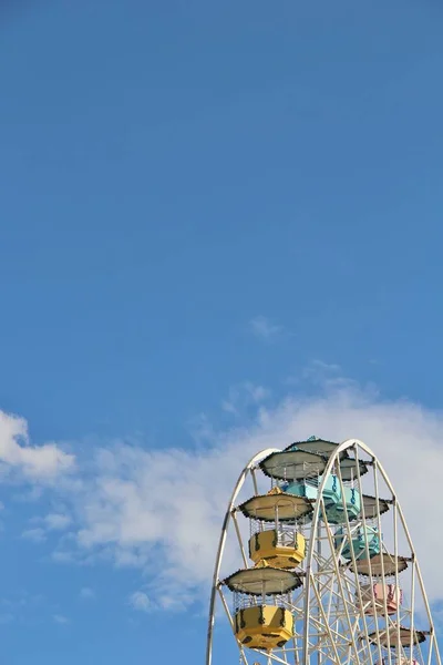 Ferris Wiel Tegen Blauwe Lucht Achtergrond — Stockfoto