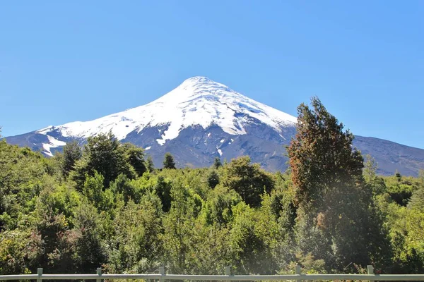 Karlı volkanın manzarası - Şili